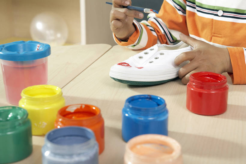 东方人,婴儿,儿童,一个人,学生,学校,站,横图,室内,特写,白天,正面,球衣,探险,幸福,纯洁,玩具,鞋子,北京,中国,亚洲,仅一个男性,仅一个人,握,艺术,装饰,纸,教育,玩,刷,休闲装,娱乐,水笔,小孩,画笔,工艺品,站着,仅一个小孩,教室,可爱,探索,淘气,童年,童趣,无辜,握着,艺术家,幼儿园,摄影,活泼,生长,颜料,部分,创造力,专心,知识,享乐,愉悦,着色,宝宝,播放,作画,手艺,梦想,想象,染料,童真,东亚,纯真,烂漫,无邪,发展,重要,无忧无虑,伶俐,天真,男孩,男人,男性,亚洲人,中国人,孩子,站立,彩图,欢乐,男生,小学生,bj175