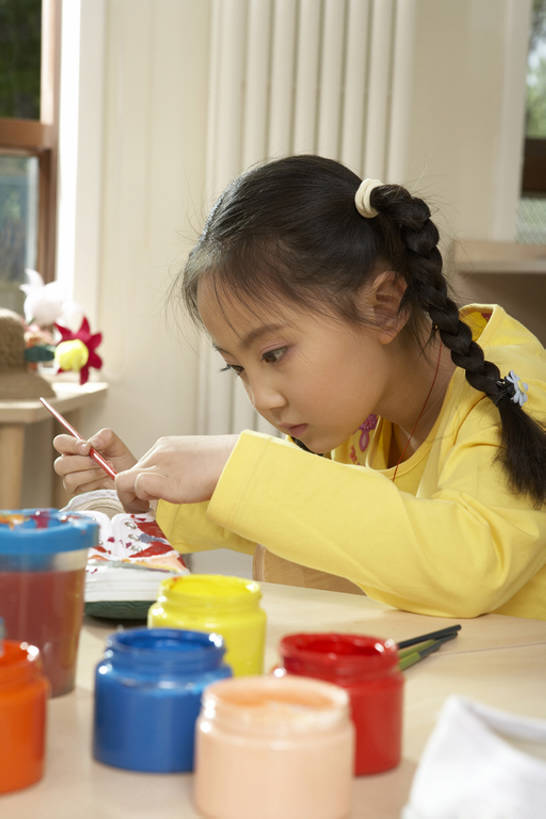 东方人,婴儿,儿童,一个人,学生,学校,站,竖图,室内,白天,侧面,探险,幸福,纯洁,桌子,鞋子,北京,中国,亚洲,仅一个女性,仅一个人,握,艺术,装饰,教育,玩,刷,娱乐,水笔,小孩,画笔,工艺品,站着,仅一个小孩,教室,辫子,可爱,探索,童年,童趣,无辜,握着,艺术家,幼儿园,摄影,活泼,生长,颜料,创造力,专心,知识,享乐,愉悦,着色,宝宝,播放,作画,手艺,选择,梦想,想象,染料,童真,东亚,纯真,烂漫,无邪,广口瓶,发展,重要,无忧无虑,伶俐,天真,男孩,男人,男性,女孩,女人,女性,亚洲人,中国人,孩子,画画,站立,半身,彩图,欢乐,男生,女生,bj175