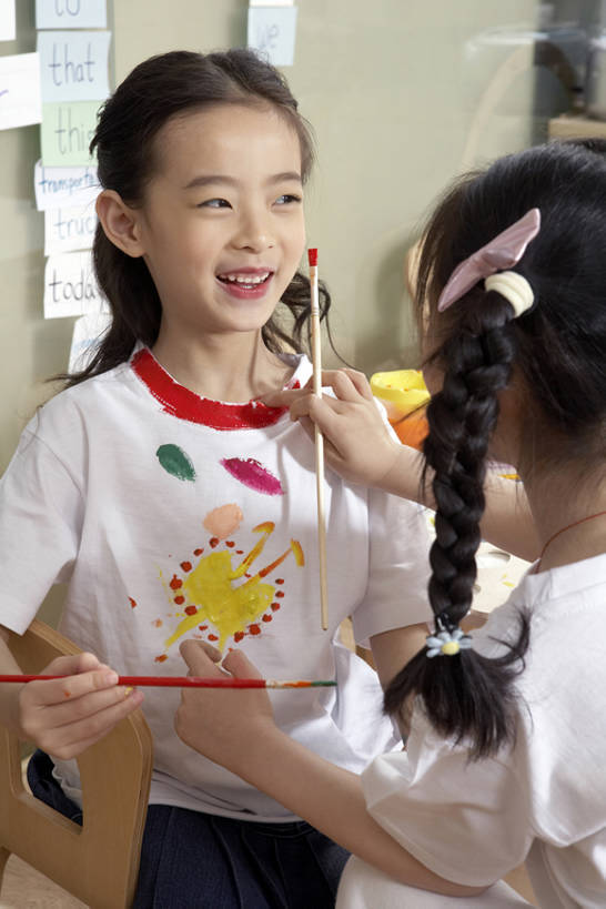 东方人,婴儿,儿童,两个人,学生,学校,站,笑,微笑,竖图,室内,白天,正面,探险,幸福,纯洁,北京,中国,亚洲,握,艺术,教育,凌乱,T恤,刷,休闲装,小孩,画笔,工艺品,教,站着,教室,概念,可爱,童年,童趣,无辜,握着,艺术家,幼儿园,摄影,活泼,生长,颜料,创造力,专心,知识,愉悦,着色,宝宝,作画,手艺,梦想,想象,童真,东亚,纯真,烂漫,无邪,发展,重要,想法,无忧无虑,伶俐,天真,男孩,男人,男性,女孩,亚洲人,中国人,孩子,站立,半身,彩图,焦距,男生,bj175