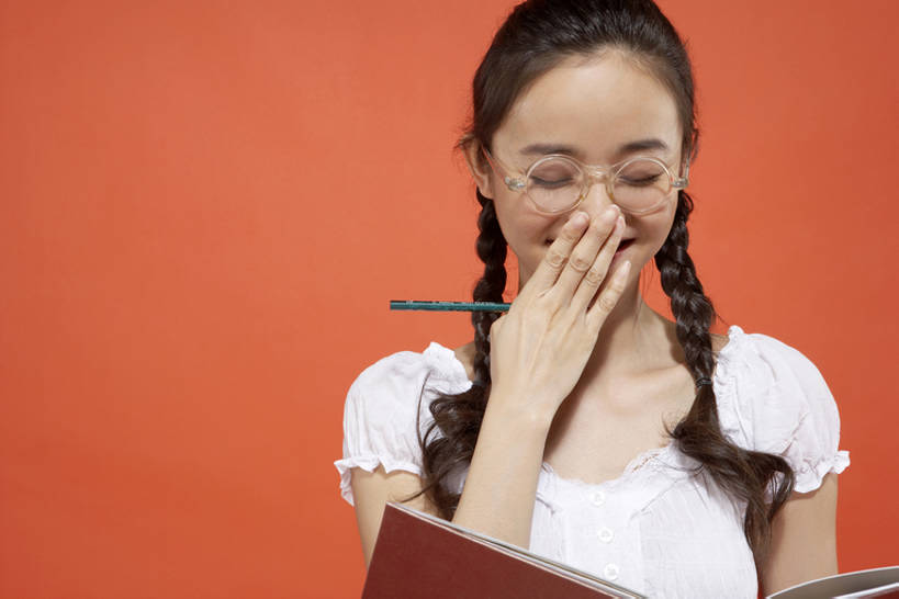 东方人,成年人,脸,头,脸颊,一个人,笑,微笑,横图,留白,正面,快乐,满意,兴奋,幸福,纯洁,成功,书房,北京,中国,亚洲,覆盖,握,黄色背景,眼镜,练习本,刺激,肩膀,铅笔,站着,休闲,独立,放松,个性,决定,可爱,探索,童年,童趣,想,无辜,握着,遮,遮掩,摄影,生长,麻花辫,灵感,惊奇,专心,掩盖,酷,享乐,遮挡,运送,梦想,童真,东亚,烂漫,无邪,遮盖,掩饰,解决,天真,年轻女性,女人,女性,亚洲人,中国人,年轻人,头部,脸部,脸蛋,面部,书,休闲活动,闭着眼睛,彩图,影棚拍摄,欢乐,捂住,bj175