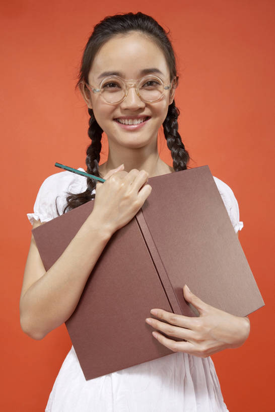 东方人,成年人,一个人,站,笑,微笑,露齿笑,竖图,特写,正面,游戏,快乐,满意,兴奋,纯洁,成功,亚洲,学习,黄色背景,瓷器,眼镜,玩,拿着,注视,娱乐,练习本,穿,刺激,观察,看,休息,休闲,独立,放松,决定,可爱,童年,童趣,生长,观看,活动,麻花辫,灵感,惊奇,幽默,察看,专心,酷,享乐,愉悦,发泄,关注,消遣,运送,智力,童真,东亚,烂漫,无邪,北京市,宣泄,解决,天真,年轻女性,女人,女性,亚洲人,中国人,年轻人,书,休闲活动,玩耍,嬉戏,半身,彩图,影棚拍摄,欢乐,苦尽甘来,bj175