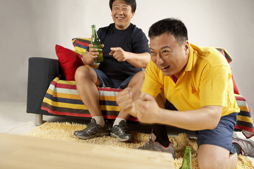 啤酒,东方人,成年人,中年人,老年人,两个人,家庭,客厅,蹲,推,笑,微笑,露齿笑,横图,室内,白天,留白,正面,讨论,快乐,满意,通讯,兴奋,自由,友谊,幸福,热情,分享,成功,运动,竞争,地毯,沙发,桌子,电视,北京,中国,亚洲,连接,握,短裤,欢呼,毯子,房屋,公寓,酒类,T恤,大喊,注视,休闲装,袜子,饮食,刺激,饮料,瓶子,观察,看,张嘴,休息,休闲,温暖,温馨,一家人,啤酒瓶,放松,个性,活力,决定,凝视,握着,摄影,生活方式,观看,希望,惊奇,幽默,支撑,和睦,察看,专心,起居室,指着,享乐,愉悦,成就,关注,运送,中国文化,彩电,爱好,私密,张大嘴巴,东亚,爱国主义,软垫,彩色电视机,显像管屏,显像管屏幕,神迹,贡献,无忧无虑,能力,获胜,信任,足球运动,老年男性,男人,男性,中年男性,亚洲人,中国人,拳头,电视机,张开嘴,休闲活动,跪着,说话,坐着,彩图,全身,喝醉,融洽,精力,醉,bj175
