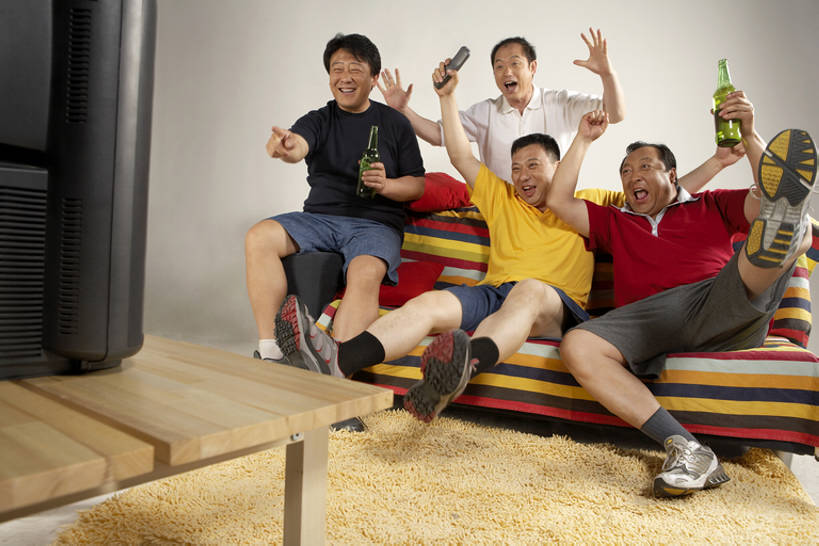 啤酒,东方人,成年人,中年人,老年人,秃头,四个人,家庭,客厅,举,笑,微笑,露齿笑,横图,室内,白天,留白,正面,运动鞋,快乐,满意,通讯,兴奋,自由,友谊,幸福,热情,分享,成功,运动,竞争,地毯,沙发,桌子,电视,北京,中国,亚洲,连接,握,短裤,欢呼,毯子,房屋,公寓,酒类,T恤,大喊,注视,袜子,饮食,刺激,饮料,瓶子,遥控器,观察,看,托,张嘴,休闲,温暖,温馨,一家人,啤酒瓶,个性,活力,决定,凝视,握着,摄影,生活方式,观看,希望,惊奇,幽默,支撑,和睦,察看,专心,起居室,指着,享乐,愉悦,成就,关注,运送,中国文化,彩电,爱好,私密,张大嘴巴,东亚,陪同,爱国主义,软垫,彩色电视机,显像管屏,显像管屏幕,神迹,贡献,陪伴,无忧无虑,能力,获胜,团结,信任,足球运动,老年男性,男人,男性,中年男性,亚洲人,中国人,拳头,电视机,张开嘴,休闲活动,举起,举手,举着,向上举,向上伸,向上托,坐着,彩图,全身,喝醉,融洽,精力,伴随,醉,bj175