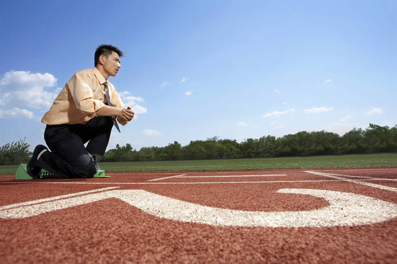 东方人,成年人,一个人,商务人士,运动员,商务男性,起跑线,蹲,跑,横图,室外,白天,留白,正面,侧面,衬衫,锻炼,商务,快乐,自由,成功,比赛,运动,信心,竞争,技术,赛跑,太阳,鞋子,北京,日光,中国,亚洲,仅一个男性,仅一个人,弯腰,准备,套装,正装,跑道,球场,领带,竞技运动,注视,娱乐,起跑架,体育场,草,树,仅一个年轻男性,蓝色,蓝天,天空,观察,看,职业,休闲,健康,放松,活力,力量,摄影,块状,观看,技巧,希望,迅速,察看,敏捷,体育运动,关注,决心,手艺,商务装,田径运动,挑战,工薪阶层,东亚,坚持,技能,技艺,开端,体育,男人,男性,年轻男性,亚洲人,中国人,年轻人,白领,上班族,休闲活动,体育运动员,运动选手,跪着,彩图,全身,衬衣,健身,径赛,妙技,本领,韧性,bj175