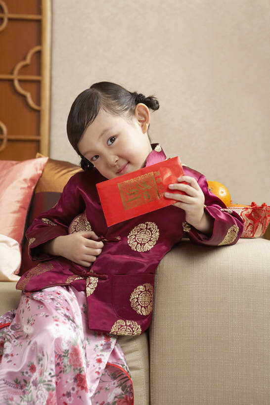 东方人,儿童,一个人,家庭,家,客厅,站,微笑,竖图,室内,正面,快乐,幸福,纯洁,沙发,柑橘,北京,中国,春节,亚洲,仅一个女性,仅一个人,握,开,节日,庆祝,装饰,信封,房屋,墙,冬天,注视,历史,传统,花,小孩,红色,观察,看,站着,仅一个小孩,金橘,可爱,童年,童趣,无辜,握着,摄影,红包,观看,发送,察看,起居室,享乐,关注,中国文化,出示,童真,东亚,烂漫,无邪,香袋,元旦,柑桔,天真,男孩,男人,男性,女孩,女人,女性,亚洲人,中国人,孩子,橘子,桔子,站立,坐着,彩图,传统服装,欢乐,拜年,大红蜜橘,大红袍,红橘,黄橘,宽皮橘,给予,唐装,男生,女生,传统文化,传统节日,bj175
