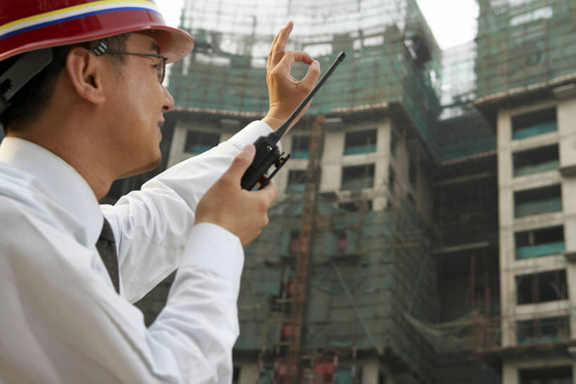 东方人,成年人,中年人,一个人,商务人士,设计师,工程师,建筑师,商务男性,办公室,打电话,微笑,横图,竖图,室外,白天,侧面,衬衫,商务,满意,通讯,安全,胜利,计划,建筑业,技术,城市,电话,北京,中国,亚洲,握,套装,正装,工作,钢铁,眼镜,防护,领带,联系,大喊,方向,设备,通讯设备,脚手架,安全帽,话筒,建筑工地,看,手势,站着,职业,电话线,规划,同意,想,ok手势,握着,投资,工业,摄影,建造,指导,技巧,希望,保护,信号,工程,无线电,专心,领导,固定电话,都市风光,星期,运送,努力,出示,手艺,保险,商务装,带领,梦想,蓝图,挑战,工薪阶层,东亚,发展,保全,周全,安稳,安定,无线电技术,技能,技艺,进展,想法,把握,交流,平安,认真,男人,男性,中年男性,亚洲人,中国人,白领,上班族,电话机,沟通,说话,通话,半身,彩图,衬衣,欢乐,高层建筑,妙技,打手势,同意手势,本领,无线电接收机,摆拍,掌控,节目单,bj175