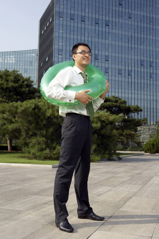 游泳,东方人,成年人,一个人,商务人士,商务男性,公园,广场,笑,微笑,露齿笑,竖图,室外,白天,留白,侧面,衬衫,商务,快乐,幸福,安全,成功,信心,技术,草地,植物,城市,鞋子,北京,中国,亚洲,握,套装,工作,救生圈,眼镜,塑料,园艺,塔,防护,领带,注视,干净,现代,草,树,蓝天,塑料制品,游泳圈,夏天,观察,看,站着,职业,健康,办公大楼,握着,摄影,建造,充气,浮标,生活方式,观看,技巧,希望,出售,保护,环境,察看,享乐,救生,都市风光,关注,销售,出示,手艺,保险,商务装,生存,贩卖,工薪阶层,创新,挣扎,东亚,纯净,保全,周全,安稳,安定,泅水,技能,技艺,援救,平安,无厘头,男人,男性,年轻男性,亚洲人,中国人,年轻人,白领,上班族,售货员,彩图,全身,衬衣,欢乐,高层建筑,妙技,办公室职员,本领,商业活动,bj175