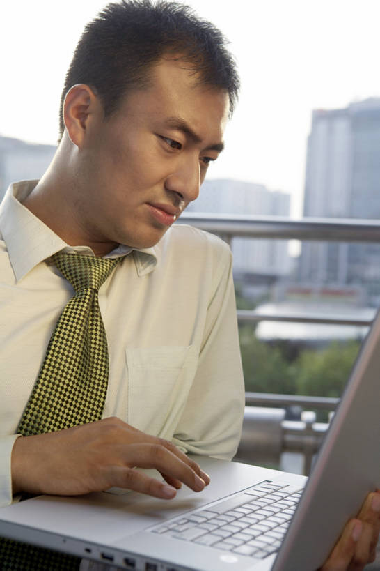 东方人,成年人,中年人,一个人,同事,商务人士,商务男性,竖图,室内,室外,白天,正面,衬衫,购物,商务,通讯,成功,合作,团队,集体,信心,消费,笔记本电脑,互联网,技术,日落,阳台,城市,北京,中国,亚洲,仅一个男性,仅一个人,仅一个中年男性,敲打,握,套装,开会,工作,会议,人行道,领带,联系,注视,干净,输入,现代,队伍,夏天,打字,观察,看,职业,休息,休闲,健康,办公大楼,放松,活力,零售,握着,金融,摄影,建造,生活方式,观看,技巧,希望,出售,保护,点击,敲击,环境,察看,组织,便利,领导,舒适,经理,成就,都市风光,购买,关注,努力,销售,手艺,忙碌,商务装,网上冲浪,合伙,领袖,贩卖,选购,贸易,工薪阶层,东亚,纯净,血拼,无线电技术,技能,技艺,登录,把握,认真,按键,计算机,男人,男性,年轻男性,亚洲人,中国人,年轻人,白领,上班族,售货员,休闲活动,坐着,半身,彩图,衬衣,高层建筑,妙技,办公室职员,本领,商务会议,商业活动,掌控,bj175