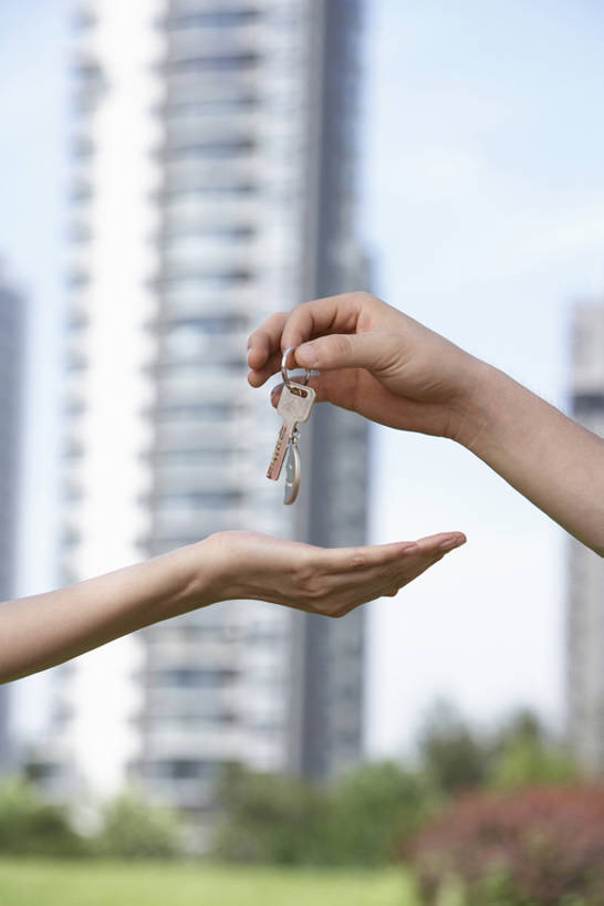 东方人,成年人,手,两个人,夫妻,丈夫,妻子,商务人士,商务男性,竖图,室外,白天,留白,衬衫,购物,商务,快乐,满意,兴奋,幸福,安全,分享,成功,信心,消费,技术,城市,建筑,北京,中国,亚洲,伸展,握,套装,房屋,公寓,塔,钥匙,钥匙圈,一对,浪漫,现代,刺激,蓝天,社区,夏天,职业,健康,亲密,放,握着,金融,摄影,建造,生活方式,技巧,惊奇,部分,享乐,愉悦,都市风光,购买,运送,房地产,出示,手艺,商务装,获取,选购,贸易,工薪阶层,东亚,陪同,新婚,血拼,繁荣,责任,技能,技艺,陪伴,开端,机会,信任,男人,男性,年轻男性,年轻女性,女人,女性,亚洲人,中国人,年轻人,情侣,白领,上班族,彩图,衬衣,爱,欢乐,高层建筑,妙技,给予,居住区,本领,商业活动,房屋建设,好消息,伴随,bj175