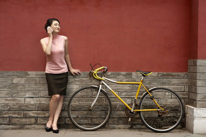 东方人,成年人,一个人,商务女性,故宫,打电话,微笑,横图,室外,白天,正面,高跟鞋,毛衣,裙子,商务,快乐,通讯,幸福,成功,信心,技术,建筑,路,指示牌,自行车,手机,北京,中国,亚洲,仅一个年轻女性,仅一个女性,仅一个人,出口,连接,握,服装,工作,标志,文字,墙,塔,联系,历史,标识,衣服,红色,风景,自然,夏天,手势,站着,职业,休息,放松,握着,摄影,服饰,技巧,环境,便利,享乐,衣着,愉悦,穿着,旧的,运送,中国文化,手艺,线衫,东亚,远古,衣饰,无线电技术,古代文明,技能,技艺,毛线衣,绒线衣,年轻女性,女人,女性,亚洲人,中国人,年轻人,说话,坐着,彩图,全身,绒衣,套衫,套头毛衣,线衣,欢乐,妙技,打手势,本领,高领毛衣,商业活动,bj175