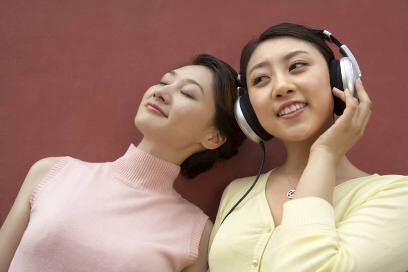 东方人,成年人,两个人,商务女性,故宫,笑,微笑,露齿笑,横图,室外,特写,白天,正面,裙子,商务,快乐,通讯,友谊,幸福,分享,成功,合作,团队,信心,技术,建筑,路,指示牌,北京,中国,亚洲,出口,握,服装,工作,标志,文字,墙,塔,音乐,听,历史,娱乐,标识,衣服,红色,风景,自然,耳机,耳麦,夏天,手势,站着,职业,休息,休闲,放松,握着,摄影,服饰,技巧,环境,享乐,衣着,愉悦,穿着,旧的,运送,中国文化,手艺,合伙,东亚,远古,衣饰,古代文明,技能,技艺,无忧无虑,年轻女性,女人,女性,亚洲人,中国人,年轻人,休闲活动,闭着眼睛,说话,半身,彩图,欢乐,妙技,办公室职员,打手势,本领,商业活动,bj175