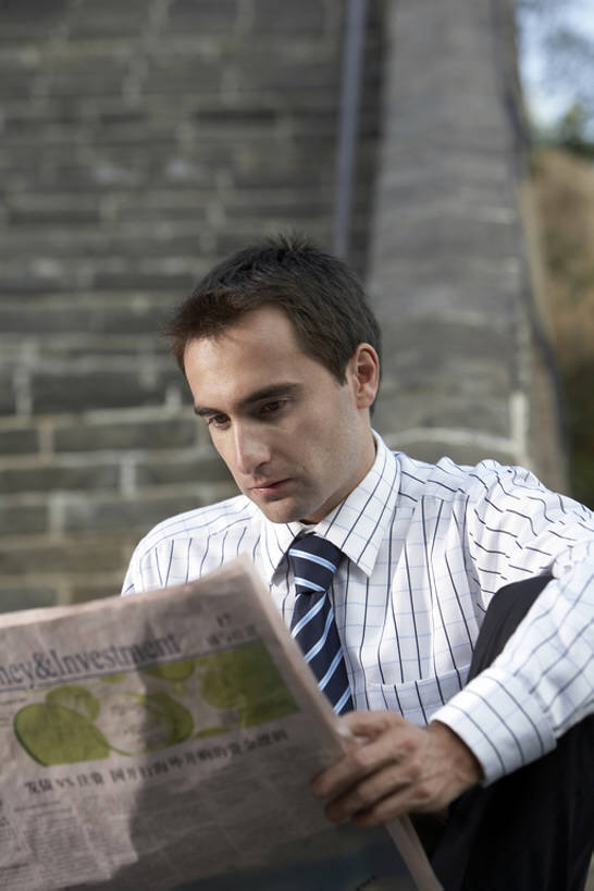 成年人,一个人,商务人士,商务男性,竖图,室外,白天,留白,正面,衬衫,旅游,度假,商务,信心,技术,美景,名胜古迹,太阳,楼梯,标志建筑,地标,建筑,报纸,北京,长城,日光,中国,亚洲,握,套装,正装,遗迹,景观,领带,古迹,历史,文物,娱乐,建设,现代,传统,古建筑,绿色,风景,蓝天,自然,夏天,职业,享受,休闲,旅游胜地,景色,放松,读,握着,投资,摄影,技巧,保护,新闻,环境,旧的,中国文化,自然风光,万里长城,手艺,商务装,工薪阶层,古文明,东亚,远古,东亚文化,环境保护,世界文化遗产,中华人民共和国,古代文明,技能,技艺,男人,男性,年轻男性,白种人,年轻人,白领,上班族,坐着,半身,彩图,衬衣,妙技,标志性建筑,传统文化,本领,地球村,商业活动,bj175