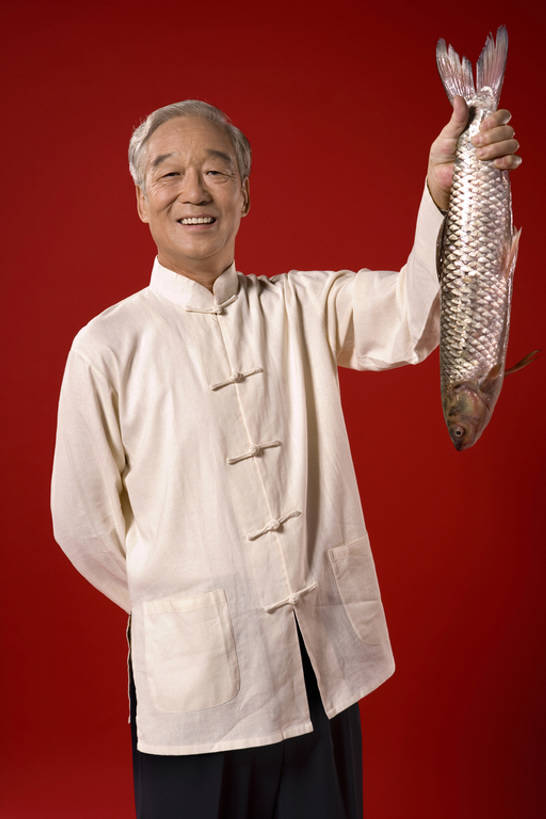 东方人,成年人,老年人,一个人,举,微笑,竖图,室内,正面,幸福,运气,骄傲,鲤鱼,北京,中国,亚洲,仅一个男性,仅一个人,握,黄色背景,庆祝,鱼,注视,传统,一只,红色,观察,看,手势,站着,仅一个老年男性,握着,财富,摄影,观看,察看,关注,中国文化,典礼,东亚,背手,繁荣,炫耀,老年男性,男人,男性,亚洲人,中国人,彩图,影棚拍摄,传统服装,唐装,打手势,bj175