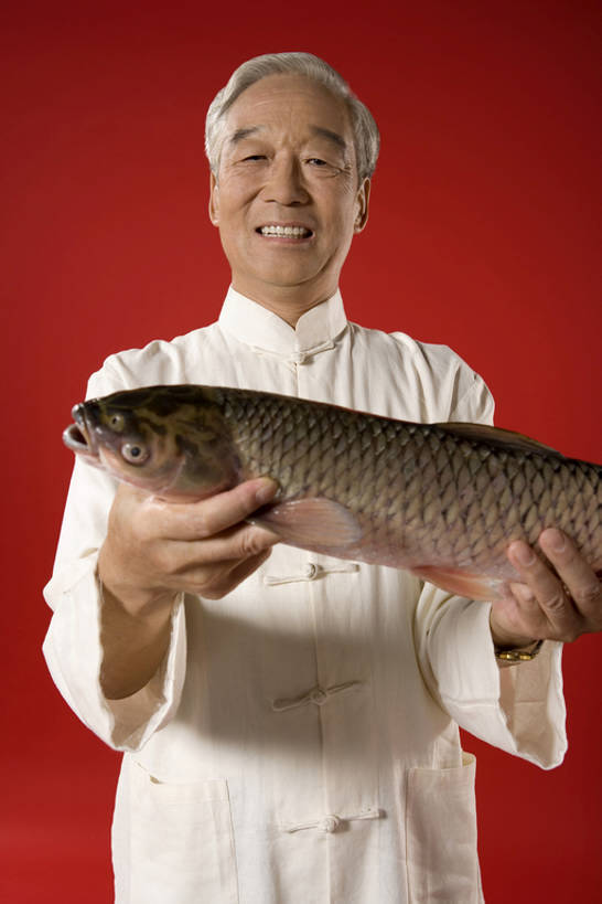 东方人,成年人,老年人,一个人,微笑,竖图,室内,正面,运气,骄傲,鲤鱼,北京,中国,亚洲,仅一个男性,仅一个人,握,黄色背景,庆祝,鱼,注视,传统,一只,红色,观察,看,手势,站着,仅一个老年男性,健康,放松,握着,财富,摄影,观看,察看,愉悦,关注,中国文化,东亚,健康食物,繁荣,炫耀,老年男性,男人,男性,亚洲人,中国人,彩图,影棚拍摄,传统服装,唐装,打手势,bj175