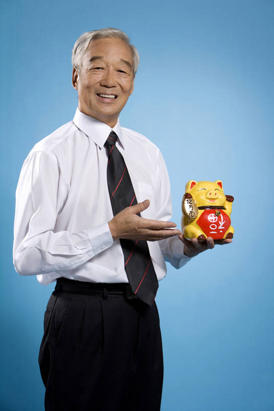 东方人,成年人,老年人,一个人,商务人士,商务男性,笑,微笑,露齿笑,竖图,室内,正面,衬衫,商务,赌博,幸福,运气,信心,雕塑,北京,中国,亚洲,仅一个男性,仅一个人,握,黄色背景,套装,正装,艺术,装饰,雕刻,雕像,领带,注视,传统,蓝色,工艺品,观察,看,手势,站着,仅一个老年男性,握着,财富,金融,摄影,观看,纪念,护身符,美术,察看,关注,中国文化,家猫,主题,商务装,陈列,工薪阶层,东亚,功能,美学,老年男性,男人,男性,亚洲人,中国人,白领,上班族,彩图,影棚拍摄,衬衣,打手势,传统文化,小猪存钱罐,bj175