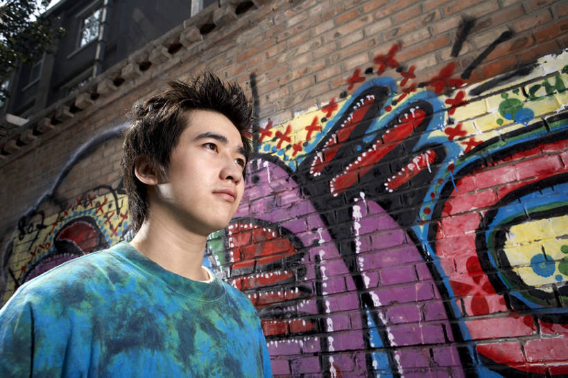 东方人,一个人,学生,横图,室外,白天,留白,侧面,时尚,快乐,幸福,城市,北京,中国,亚洲,艺术,喷雾,墙,T恤,注视,休闲装,娱乐,砖墙,壁画,夏天,观察,看,站着,休闲,放松,摄影,观看,察看,酷,享乐,风格,都市风光,关注,青春期,肖像,爱好,作画,梦想,东亚,男人,男性,年轻男性,亚洲人,中国人,大学生,休闲活动,半身,彩图,欢乐,涂鸦,bj175