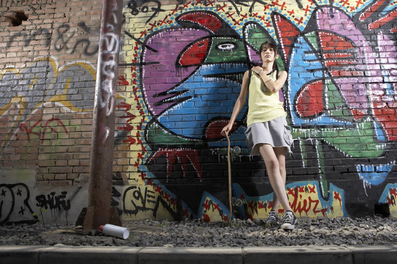 东方人,一个人,学生,横图,室外,白天,留白,正面,仰视,裙子,运动鞋,时尚,快乐,幸福,城市,北京,中国,亚洲,仅一个年轻女性,仅一个女性,仅一个人,艺术,喷雾,墙,T恤,注视,休闲装,娱乐,砖墙,壁画,容器,夏天,观察,看,站着,休闲,放松,摄影,滑板,观看,喷漆,察看,酷,嘻哈,享乐,风格,都市风光,关注,青春期,沙砾,肖像,爱好,作画,东亚,年轻女性,女人,女性,亚洲人,中国人,大学生,休闲活动,彩图,低角度拍摄,全身,欢乐,涂鸦,大学,bj175