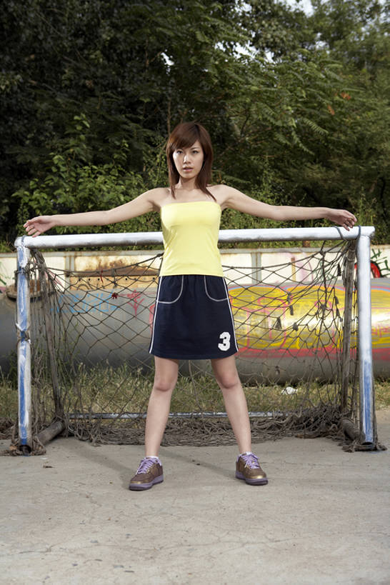 东方人,少年,成年人,一个人,学生,运动员,竖图,室外,白天,留白,正面,裙子,运动鞋,时尚,快乐,幸福,竞争,橄榄球,足球,北京,中国,亚洲,仅一个年轻女性,仅一个女性,仅一个人,守门员,球门,球网,玩,足球运动员,T恤,注视,休闲装,娱乐,树,夏天,观察,看,站着,休闲,放松,活力,摄影,观看,喷漆,察看,酷,享乐,风格,都市风光,关注,肖像,爱好,防守,东亚,足球网,足球运动,年轻女性,女人,女性,亚洲人,中国人,年轻人,大学生,休闲活动,体育运动员,运动选手,张开手臂,彩图,全身,欢乐,涂鸦,大学,足球球网,bj175