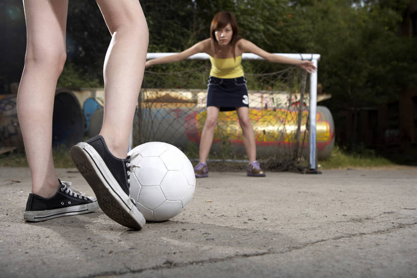 东方人,成年人,一个人,两个人,学生,运动员,横图,室外,白天,裙子,运动鞋,锻炼,时尚,快乐,幸福,运动,竞争,橄榄球,足球,北京,中国,亚洲,仅一个年轻女性,仅一个女性,仅一个人,守门员,踢,球门,球网,玩,足球运动员,T恤,休闲装,娱乐,树,背面,夏天,站着,休闲,放松,活力,摄影,酷,享乐,都市风光,体育器械,爱好,东亚,足球网,足球运动,年轻女性,女人,女性,亚洲人,中国人,年轻人,大学生,休闲活动,体育运动员,运动选手,张开手臂,半身,彩图,欢乐,涂鸦,大学,足球球网,bj175