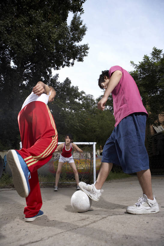 东方人,成年人,一个人,三个人,学生,运动员,竖图,室外,白天,留白,侧面,运动服,运动鞋,锻炼,时尚,快乐,兴奋,友谊,幸福,运动,竞争,橄榄球,足球,北京,中国,亚洲,仅一个年轻女性,仅一个女性,仅一个人,守门员,踢,短裤,服装,球门,球网,玩,足球运动员,T恤,娱乐,刺激,树,背面,衣服,夏天,站着,休闲,放松,活力,摄影,服饰,喷漆,停止,酷,享乐,衣着,穿着,都市风光,体育器械,爱好,弹性,东亚,衣饰,足球网,足球运动,男人,男性,年轻男性,年轻女性,女人,女性,亚洲人,中国人,年轻人,大学生,休闲活动,体育运动员,运动选手,彩图,全身,欢乐,涂鸦,大学,足球球网,运动装,bj175