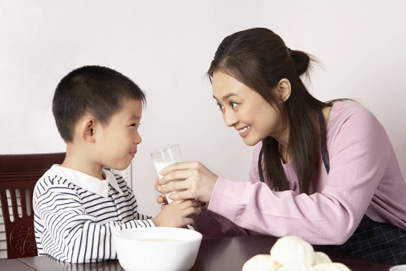 点心,牛奶,东方人,婴儿,儿童,成年人,中年人,两个人,家庭,父母,母亲,女儿,儿子,吃,微笑,横图,室内,室外,白天,侧面,家务,早餐,幸福,纯洁,桌子,北京,中国,亚洲,喝,握,睡衣,围裙,饭厅,房屋,墙,庭院,公寓,料理,美味,食品,包子,面点,营养,美食,饮食,食物,小孩,盘子,汤匙,碗,中国菜,小笼包,看,休闲,思考,温暖,温馨,母子,一家人,面对面,中式,可爱,童年,童趣,喂,握着,摄影,活泼,和睦,享乐,早晨,关爱,亲情,宝宝,童真,东亚,纯真,烂漫,无邪,健康食物,陪同,陪伴,伶俐,天真,男孩,女人,女性,中年女性,亚洲人,中国人,孩子,休闲活动,坐着,彩图,爱,融洽,伴随,bj175