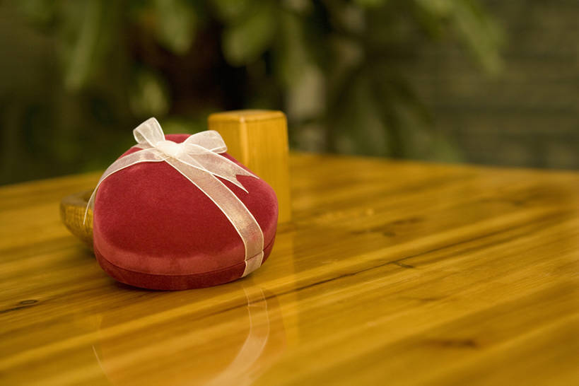 无人,横图,室外,白天,桌子,静物,礼物,北京,中国,情人节,亚洲,缎带,浪漫,盒子,一个,红色,容器,摄影,建造,单个,东亚,想法,心型,彩图,爱,咖啡馆,订婚,bj175