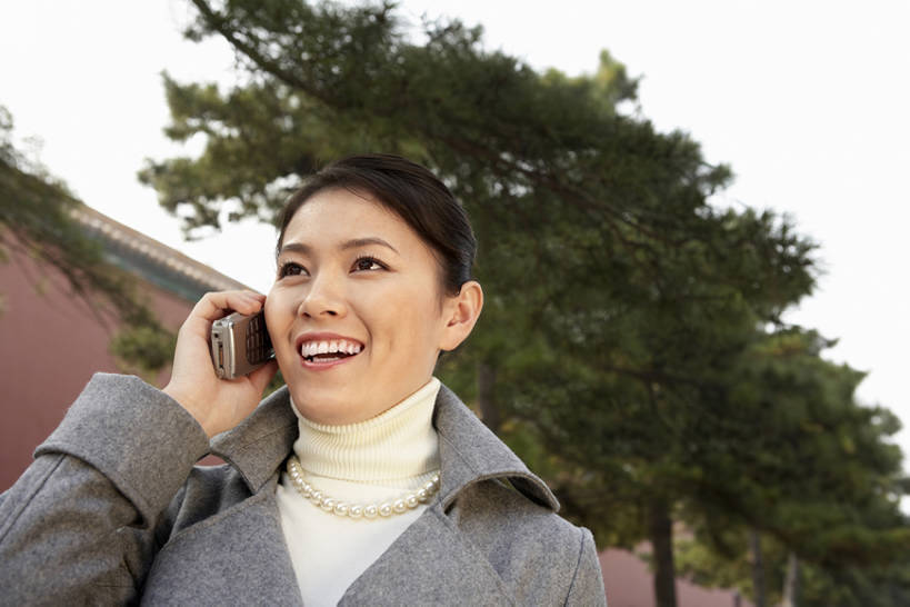 东方人,成年人,中年人,一个人,商务女性,公园,故宫,打电话,微笑,横图,室外,白天,留白,正面,仰视,毛衣,商务,通讯,幸福,技术,建筑,电话,手机,项链,北京,中国,亚洲,握,正装,联系,现代,外套,传统,树,红色,绿色,风景,蓝天,自然,站着,握着,摄影,环境,享乐,旧的,中国文化,智能手机,东亚,远古,环境保护,无线电技术,古代文明,年轻女性,女人,女性,亚洲人,中国人,年轻人,外衣,说话,半身,彩图,低角度拍摄,商业活动,bj175