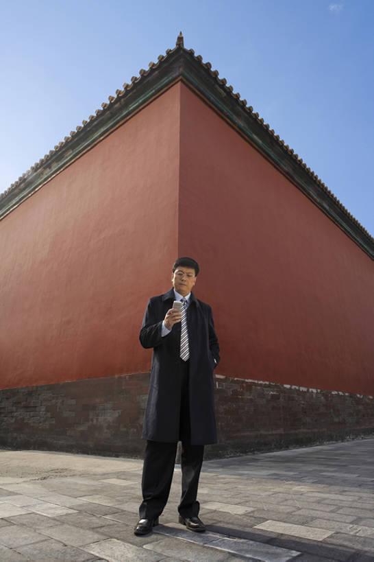 东方人,成年人,中年人,一个人,商务人士,商务男性,故宫,微笑,竖图,室外,白天,正面,仰视,衬衫,西装,商务,通讯,技术,石头,名胜古迹,建筑,电话,手机,鞋子,北京,中国,亚洲,握,套装,正装,墙,屋檐,角落,过道,领带,联系,历史,现代,外套,传统,粉色,红色,风景,蓝天,站着,握着,摄影,旧的,中国文化,发短信,商务装,工薪阶层,智能手机,东亚,远古,一套,无线电技术,古代文明,男人,男性,中年男性,亚洲人,中国人,白领,上班族,岩石,外衣,彩图,低角度拍摄,全身,衬衣,商业活动,bj175