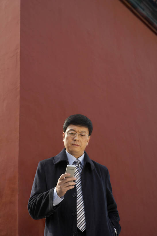 东方人,成年人,中年人,一个人,商务人士,商务男性,故宫,微笑,竖图,室外,白天,留白,正面,仰视,衬衫,西装,商务,通讯,技术,石头,名胜古迹,建筑,电话,手机,北京,中国,亚洲,握,套装,正装,眼镜,墙,屋檐,角落,过道,领带,联系,历史,现代,外套,传统,粉色,红色,风景,蓝天,站着,握着,摄影,旧的,中国文化,发短信,商务装,工薪阶层,智能手机,东亚,远古,一套,无线电技术,古代文明,男人,男性,中年男性,亚洲人,中国人,白领,上班族,岩石,外衣,半身,彩图,低角度拍摄,衬衣,商业活动,bj175