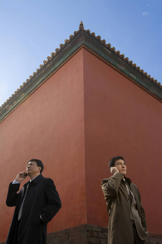东方人,成年人,中年人,两个人,同事,商务人士,商务男性,故宫,打电话,微笑,竖图,室外,白天,侧面,仰视,衬衫,西装,商务,通讯,友谊,成功,合作,团队,集体,信心,技术,石头,名胜古迹,建筑,路,电话,手机,北京,中国,亚洲,握,套装,正装,工作,眼镜,墙,屋檐,角落,过道,领带,联系,方向,历史,现代,外套,传统,队伍,粉色,红色,风景,蓝天,站着,握着,摄影,领导,成就,旧的,中国文化,商务装,合伙,领袖,工薪阶层,智能手机,东亚,远古,陪同,一套,无线电技术,古代文明,陪伴,男人,男性,年轻男性,中年男性,亚洲人,中国人,年轻人,白领,上班族,岩石,外衣,说话,仰头,半身,彩图,低角度拍摄,衬衣,传统文化,商业活动,伴随,bj175