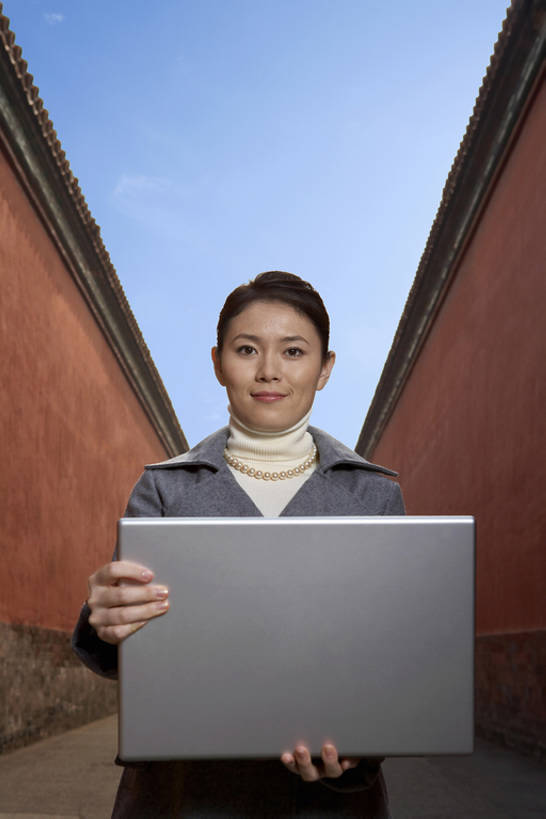 东方人,成年人,一个人,商务人士,商务女性,故宫,微笑,竖图,室外,白天,正面,仰视,毛衣,商务,笔记本电脑,技术,石头,名胜古迹,建筑,路,项链,北京,中国,亚洲,敲打,握,正装,屋檐,过道,联系,注视,历史,输入,现代,外套,传统,粉色,红色,绿色,风景,蓝天,打字,观察,看,站着,职业,握着,摄影,观看,点击,敲击,环境,察看,专心,关注,旧的,中国文化,网上冲浪,东亚,远古,环境保护,无线电技术,古代文明,按键,年轻女性,女人,女性,亚洲人,中国人,年轻人,岩石,外衣,半身,彩图,低角度拍摄,商业活动,bj175