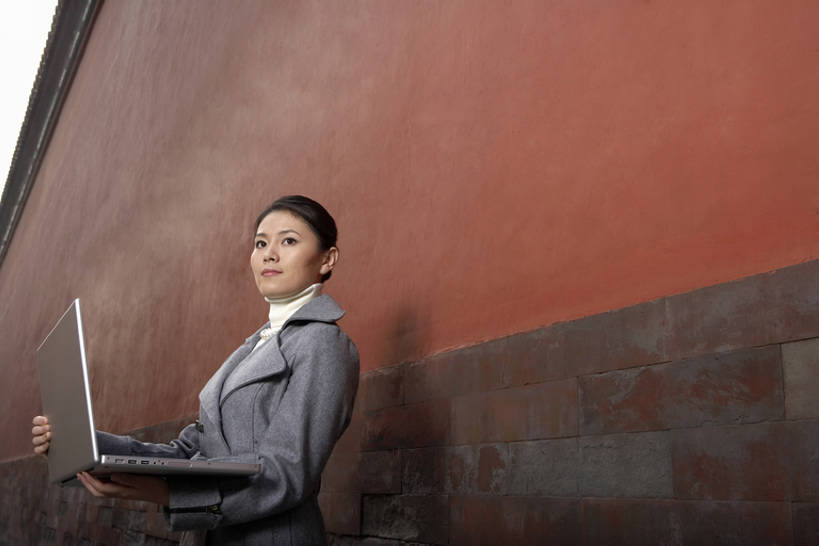 东方人,成年人,一个人,商务人士,商务女性,故宫,微笑,横图,室外,白天,留白,正面,侧面,仰视,毛衣,商务,笔记本电脑,技术,石头,名胜古迹,建筑,路,项链,北京,中国,亚洲,敲打,握,正装,屋檐,过道,联系,历史,输入,现代,外套,传统,粉色,红色,绿色,风景,蓝天,打字,看,站着,职业,握着,摄影,点击,敲击,环境,专心,旧的,中国文化,网上冲浪,东亚,远古,环境保护,无线电技术,古代文明,按键,年轻女性,女人,女性,亚洲人,中国人,年轻人,岩石,外衣,半身,彩图,低角度拍摄,商业活动,bj175