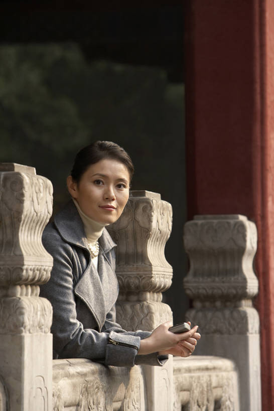 东方人,成年人,中年人,一个人,商务人士,商务女性,故宫,栏杆,微笑,竖图,室外,白天,侧面,仰视,毛衣,旅游,度假,商务,技术,石头,名胜古迹,标志建筑,地标,建筑,电话,手机,北京,中国,亚洲,握,正装,遗迹,首都,注视,古迹,历史,文物,娱乐,建设,现代,外套,传统,古建筑,红色,绿色,风景,观察,看,靠,靠着,站着,职业,享受,休闲,旅游胜地,放松,握着,摄影,观看,环境,察看,关注,旧的,中国文化,智能手机,古文明,东亚,远古,无线电技术,古代文明,年轻女性,女人,女性,亚洲人,中国人,年轻人,岩石,外衣,半身,彩图,低角度拍摄,旅行,商业活动,bj175