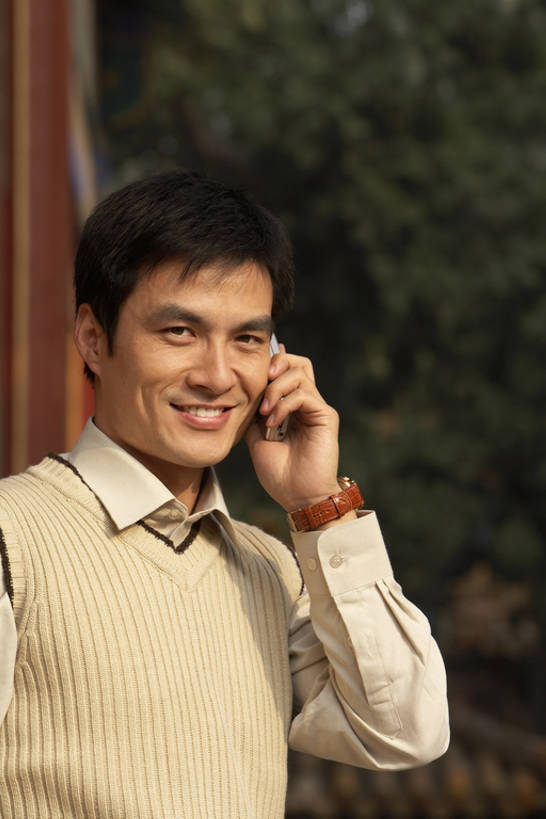 东方人,成年人,一个人,商务人士,商务男性,故宫,打电话,微笑,竖图,室外,白天,正面,仰视,毛衣,衬衫,商务,通讯,幸福,信心,技术,石头,名胜古迹,建筑,电话,手机,北京,中国,亚洲,仅一个男性,仅一个人,握,套装,工作,手表,首都,联系,注视,现代,传统,树,仅一个年轻男性,红色,绿色,风景,蓝天,观察,看,站着,职业,握着,摄影,观看,环境,察看,关注,旧的,中国文化,商务装,工薪阶层,智能手机,东亚,远古,环境保护,无线电技术,古代文明,男人,男性,年轻男性,亚洲人,中国人,年轻人,白领,上班族,岩石,说话,仰头,半身,彩图,低角度拍摄,衬衣,旅行,商业活动,bj175