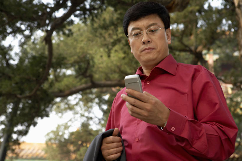 东方人,成年人,中年人,一个人,商务人士,商务男性,故宫,打电话,横图,室外,白天,正面,仰视,衬衫,西装,商务,通讯,技术,石头,名胜古迹,建筑,电话,手机,北京,中国,亚洲,套装,正装,眼镜,首都,联系,注视,现代,传统,树,红色,绿色,风景,蓝天,自然,观察,看,站着,职业,放松,摄影,观看,环境,察看,关注,旧的,中国文化,发短信,商务装,工薪阶层,智能手机,东亚,远古,环境保护,一套,无线电技术,古代文明,男人,男性,中年男性,亚洲人,中国人,白领,上班族,岩石,仰头,半身,彩图,低角度拍摄,衬衣,商业活动,bj175