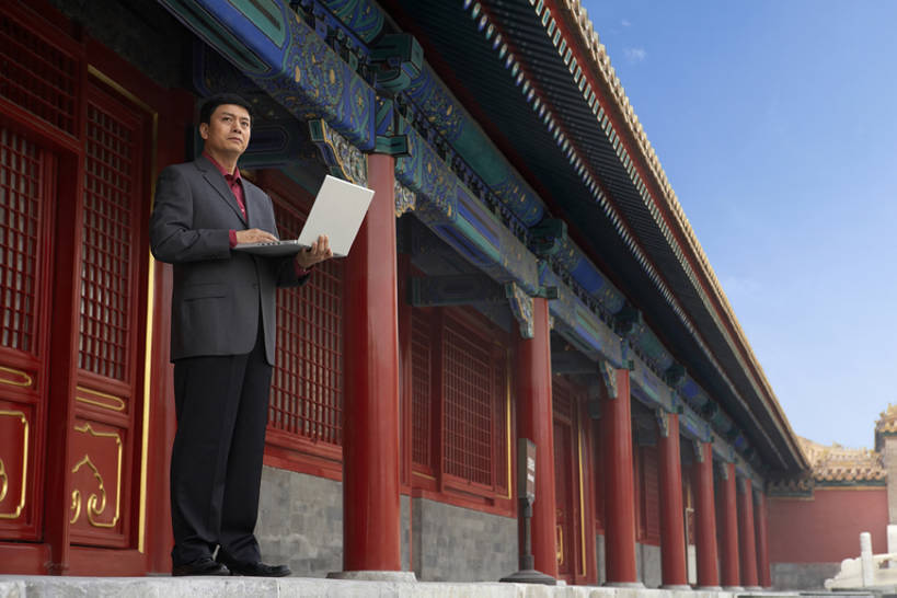 东方人,成年人,中年人,一个人,商务人士,商务男性,故宫,横图,室外,白天,侧面,仰视,衬衫,西装,旅游,度假,商务,通讯,笔记本电脑,互联网,技术,石头,名胜古迹,标志建筑,地标,建筑,路,鞋子,北京,中国,亚洲,敲打,握,套装,正装,遗迹,眼镜,首都,联系,古迹,历史,文物,娱乐,输入,建设,现代,传统,古建筑,一个,红色,风景,蓝天,打字,站着,职业,享受,休闲,旅游胜地,放松,握着,摄影,单个,点击,敲击,环境,旧的,中国文化,商务装,网上冲浪,工薪阶层,古文明,东亚,远古,一套,无线电技术,古代文明,认真,按键,男人,男性,中年男性,亚洲人,中国人,白领,上班族,岩石,彩图,低角度拍摄,全身,衬衣,旅行,传统文化,商业活动,bj175