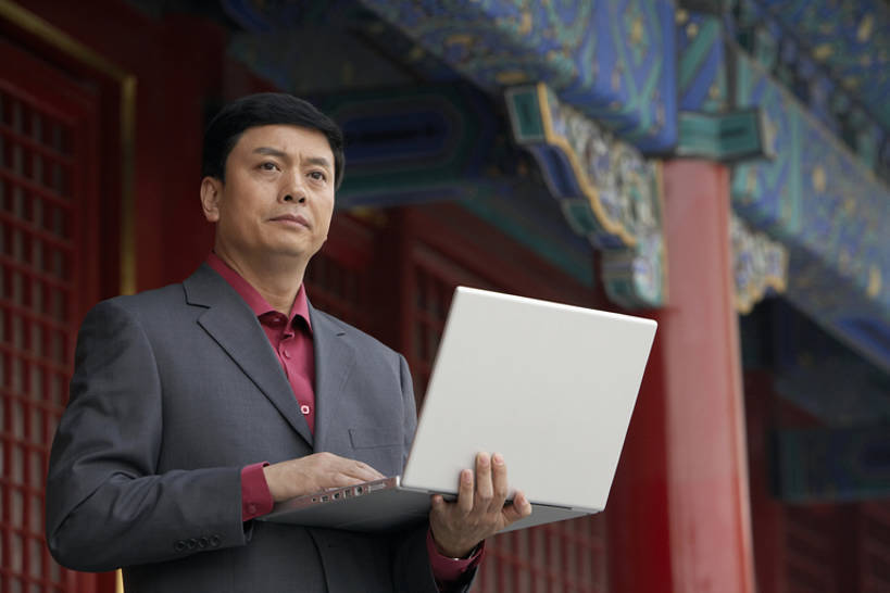 东方人,成年人,中年人,一个人,商务人士,商务男性,故宫,横图,室外,白天,正面,仰视,衬衫,西装,旅游,度假,商务,通讯,笔记本电脑,互联网,技术,石头,名胜古迹,标志建筑,地标,建筑,路,北京,中国,亚洲,敲打,握,套装,正装,遗迹,首都,联系,古迹,历史,文物,娱乐,输入,建设,现代,传统,古建筑,一个,红色,风景,打字,站着,职业,享受,休闲,旅游胜地,放松,握着,摄影,建造,单个,点击,敲击,环境,旧的,中国文化,商务装,网上冲浪,工薪阶层,古文明,东亚,远古,一套,无线电技术,古代文明,认真,按键,男人,男性,中年男性,亚洲人,中国人,白领,上班族,岩石,半身,彩图,低角度拍摄,衬衣,旅行,传统文化,商业活动,bj175