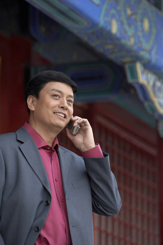 东方人,成年人,中年人,一个人,商务人士,商务男性,故宫,打电话,微笑,竖图,室外,白天,正面,仰视,衬衫,西装,旅游,度假,商务,通讯,信心,技术,石头,名胜古迹,标志建筑,地标,建筑,路,电话,手机,北京,中国,亚洲,套装,正装,遗迹,首都,联系,古迹,历史,文物,娱乐,建设,现代,传统,古建筑,红色,风景,站着,职业,享受,休闲,旅游胜地,放松,摄影,建造,环境,旧的,中国文化,商务装,工薪阶层,智能手机,古文明,东亚,远古,一套,无线电技术,古代文明,男人,男性,中年男性,亚洲人,中国人,白领,上班族,岩石,说话,半身,彩图,低角度拍摄,衬衣,旅行,传统文化,商业活动,bj175