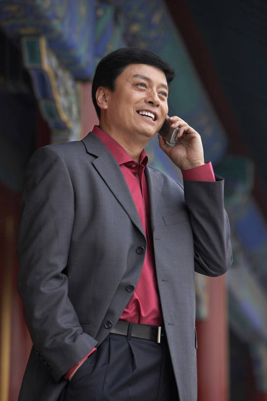 东方人,成年人,中年人,一个人,商务人士,商务男性,故宫,打电话,微笑,竖图,室外,白天,正面,仰视,衬衫,西装,旅游,度假,商务,通讯,信心,技术,石头,名胜古迹,标志建筑,地标,建筑,路,电话,手机,北京,中国,亚洲,握,套装,正装,遗迹,首都,联系,古迹,历史,文物,娱乐,建设,现代,传统,古建筑,一个,红色,风景,站着,职业,享受,休闲,旅游胜地,放松,握着,摄影,建造,单个,环境,旧的,中国文化,商务装,工薪阶层,智能手机,古文明,东亚,远古,一套,无线电技术,古代文明,男人,男性,中年男性,亚洲人,中国人,白领,上班族,岩石,两手抄兜,说话,半身,彩图,低角度拍摄,衬衣,旅行,传统文化,商业活动,bj175