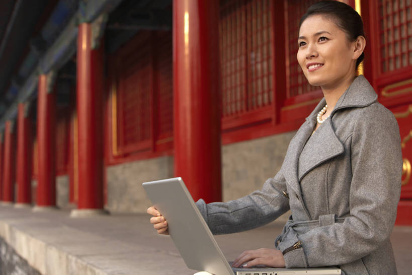 东方人,成年人,一个人,商务人士,商务女性,故宫,微笑,横图,室外,白天,侧面,毛衣,旅游,度假,商务,通讯,信心,笔记本电脑,技术,石头,名胜古迹,门,标志建筑,地标,建筑,项链,北京,中国,亚洲,敲打,握,正装,遗迹,首都,联系,注视,古迹,历史,文物,娱乐,输入,建设,现代,外套,传统,古建筑,红色,风景,蓝天,打字,观察,看,职业,享受,休闲,旅游胜地,放松,握着,摄影,观看,点击,敲击,环境,察看,关注,旧的,中国文化,网上冲浪,古文明,东亚,远古,无线电技术,古代文明,按键,年轻女性,女人,女性,亚洲人,中国人,年轻人,岩石,外衣,坐着,半身,彩图,旅行,传统文化,商业活动,bj175