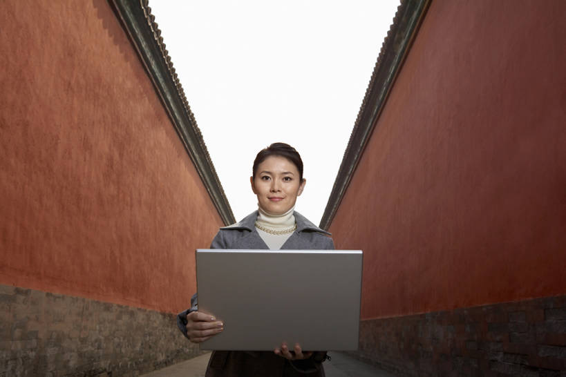 东方人,成年人,一个人,商务人士,商务女性,故宫,微笑,横图,室外,白天,正面,毛衣,商务,成功,信心,笔记本电脑,技术,石头,名胜古迹,门,建筑,项链,北京,中国,亚洲,敲打,握,正装,墙,屋檐,桥,过道,联系,注视,输入,现代,外套,传统,粉色,红色,风景,蓝天,打字,观察,看,站着,职业,握着,摄影,观看,点击,敲击,察看,关注,旧的,中国文化,网上冲浪,东亚,远古,无线电技术,古代文明,按键,年轻女性,女人,女性,亚洲人,中国人,年轻人,岩石,外衣,半身,彩图,商业活动,bj175