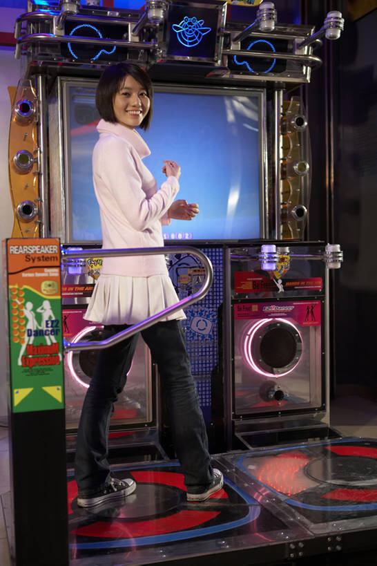 东方人,成年人,一个人,笑,微笑,露齿笑,竖图,室内,夜晚,侧面,毛衣,度假,夜生活,游戏,快乐,兴奋,幸福,游乐场,北京,中国,亚洲,光,玩,扭头,注视,牛仔裤,休闲装,娱乐,霓虹,刺激,观察,看,站着,转头,休闲,放松,活力,摄影,观看,明亮,察看,享乐,愉悦,关注,东亚,年轻女性,女人,女性,亚洲人,中国人,年轻人,休闲活动,彩图,全身,欢乐,舞蹈,电子游戏机,计算机游戏,bj175