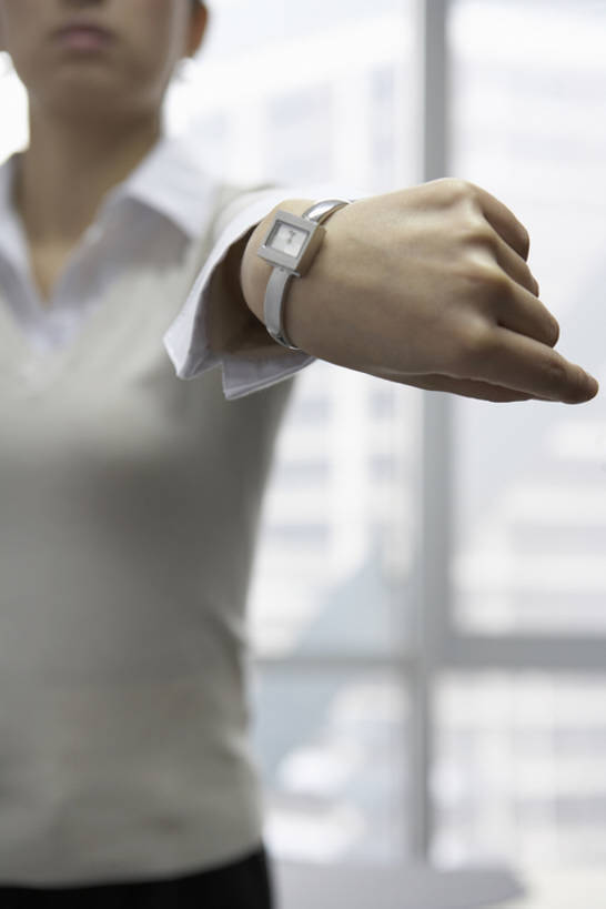 东方人,成年人,手腕,一个人,商务女性,办公室,举,竖图,室内,正面,毛衣,商务,信心,窗户,北京,中国,亚洲,仅一个女性,撑,朦胧,模糊,工作,时间,手表,计时,托腮,现代,托,站着,职业,办公大楼,摄影,生活方式,腕表,托下巴,忙碌,东亚,年轻女性,女人,女性,亚洲人,中国人,白领,举起,举手,举着,向上举,向上伸,向上托,半身,彩图,办公室职员,过期,bj175