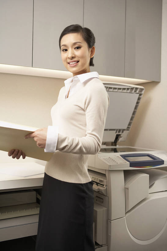 东方人,一个人,商务人士,秘书,前台,商务女性,办公室,宾馆,笑,微笑,露齿笑,竖图,室内,侧面,衬衫,商务,快乐,信心,桌子,酒店,北京,中国,亚洲,仅一个年轻女性,仅一个女性,仅一个人,握,套装,正装,工作,器材,文件,纸,办公桌,墙,注视,观察,看,站着,职业,服务台,办公大楼,握着,摄影,复印机,观看,酒家,旅社,察看,关注,文档,忙碌,东亚,复制,认真,年轻女性,女人,女性,亚洲人,中国人,年轻人,白领,彩图,客店,客栈,旅店,旅馆,帮助台,呼叫台,平板扫描仪,商旅,办公室职员,bj175