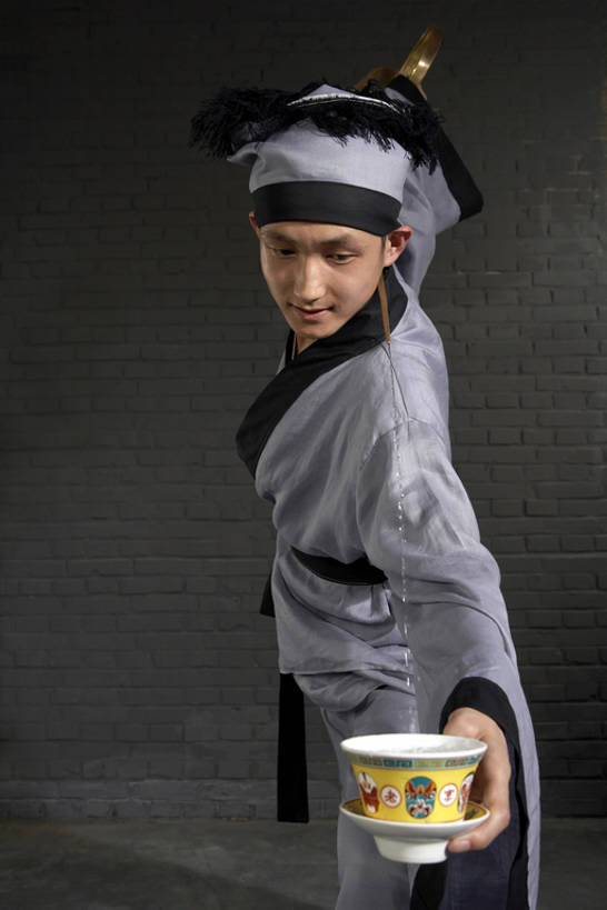 东方人,成年人,一个人,服务员,商店,竖图,侧面,制服,锻炼,运动,武术,茶,仅一个男性,仅一个人,表演,倒,准备,墙,茶道,古典,传统,汤碗,古代,仅一个年轻男性,灰色,茶壶,概念,服务,摄影,中国茶,礼节,高雅,优美,中国文化,出示,武打,远古,武功,技能,体育,男人,男性,年轻男性,亚洲人,中国人,年轻人,服务生,侍者,茶杯,彩图,影棚拍摄,传统服装,健身,装扮,武学,传统文化,西汉王朝,bj175