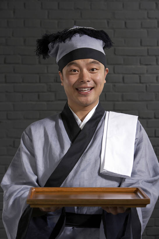 东方人,成年人,一个人,服务员,商店,举,笑,微笑,露齿笑,竖图,正面,制服,快乐,幸福,仅一个男性,仅一个人,表演,握,准备,墙,古典,餐盘,注视,传统,古代,仅一个年轻男性,灰色,盘子,毛巾,观察,看,托,职业,平衡,服务,握着,摄影,观看,幽默,察看,愉悦,关注,中国文化,努力,问候,远古,尊敬,男人,男性,年轻男性,亚洲人,中国人,年轻人,服务生,侍者,举起,举手,举着,向上举,向上伸,向上托,半身,彩图,影棚拍摄,传统服装,装扮,欢乐,喜剧演员,传统文化,西汉王朝,bj175