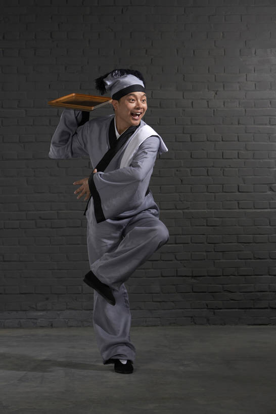 东方人,成年人,一个人,服务员,商店,举,笑,微笑,露齿笑,横图,正面,制服,快乐,兴奋,幸福,仅一个男性,仅一个人,表演,握,准备,墙,古典,餐盘,注视,传统,刺激,古代,仅一个年轻男性,灰色,盘子,毛巾,观察,看,托,职业,平衡,服务,握着,摄影,观看,幽默,察看,愉悦,关注,中国文化,努力,问候,远古,男人,男性,年轻男性,亚洲人,中国人,年轻人,服务生,侍者,举起,举手,举着,向上举,向上伸,向上托,彩图,全身,影棚拍摄,传统服装,装扮,欢乐,喜剧演员,传统文化,西汉王朝,bj175