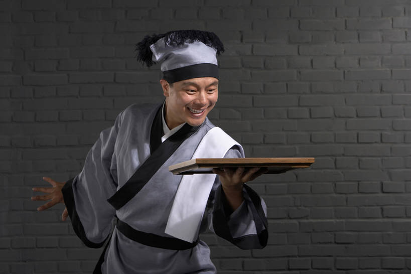 东方人,成年人,一个人,服务员,商店,举,笑,微笑,露齿笑,横图,正面,制服,快乐,幸福,仅一个男性,仅一个人,表演,握,准备,墙,古典,餐盘,注视,传统,刺激,古代,仅一个年轻男性,灰色,盘子,毛巾,观察,看,托,职业,平衡,服务,握着,摄影,观看,幽默,察看,愉悦,关注,中国文化,努力,问候,远古,男人,男性,年轻男性,亚洲人,中国人,年轻人,服务生,侍者,举起,举手,举着,向上举,向上伸,向上托,半身,彩图,影棚拍摄,传统服装,装扮,欢乐,喜剧演员,传统文化,西汉王朝,bj175