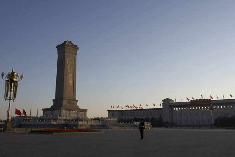 东方人,成年人,一个人,人民大会堂,横图,室外,白天,留白,正面,旅游,度假,名胜古迹,太阳,标志建筑,地标,建筑,旗帜,北京,天安门广场,中国,亚洲,仅一个男性,士兵,朦胧,模糊,遗迹,纪念碑,礼堂,黎明,首都,古迹,历史,文物,娱乐,建设,传统,古建筑,天空,地标建筑,享受,休闲,旅游胜地,放松,权威,徽章,早晨,中国文化,记忆,政府,古文明,东亚,军队,人民英雄纪念碑,爱国主义,万里无云,中华人民共和国,东城区,北京市,京,北平,华北地区,历史博物馆,共产主义,亚洲人,中国人,年轻人,彩图,东城,bj175