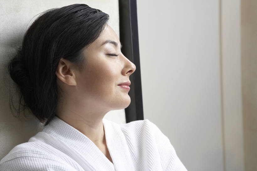 东方人,成年人,脸,头,脸颊,一个人,美容院,躺,微笑,横图,室内,特写,侧面,按摩,美容,幸福,中国,亚洲,仅一个女性,护肤,娱乐,会所,顾客,肩膀,保养,享受,休息,休闲,健康,舒服,放松,SPA水疗,保健,俱乐部,温泉浴场,摄影,高雅,享乐,华贵,东亚,养颜,无忧无虑,卧着,女人,女性,亚洲人,中国人,头部,脸部,脸蛋,面部,休闲活动,矿泉疗养地,闭着眼睛,躺着,卧,坐着,彩图,浴衣,水疗,和蔼,健身俱乐部,社交,bj175